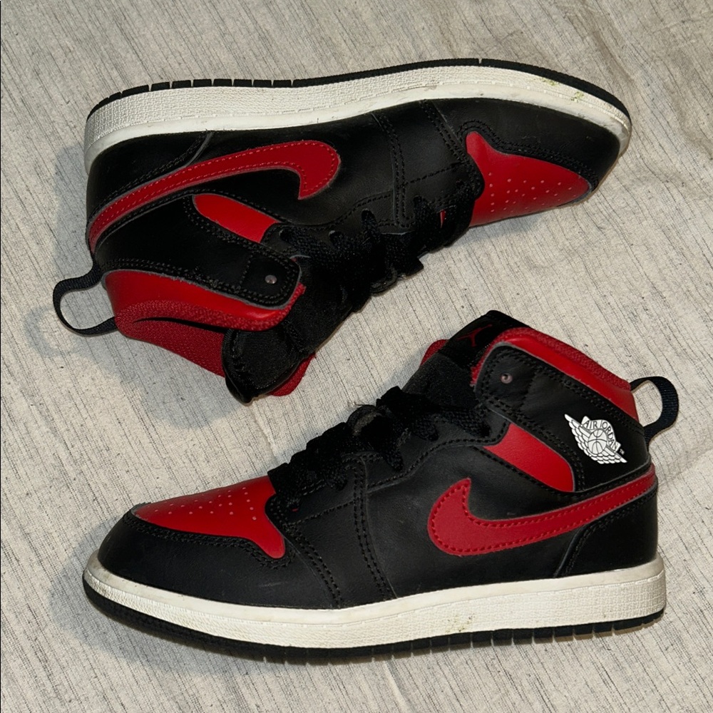 Boy’s Black & Red Air Jordan 1 Sneakers - Picture 7 of 7